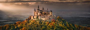 Burg Hohenzollern im Sonnenlicht und schönen Herbstfarben