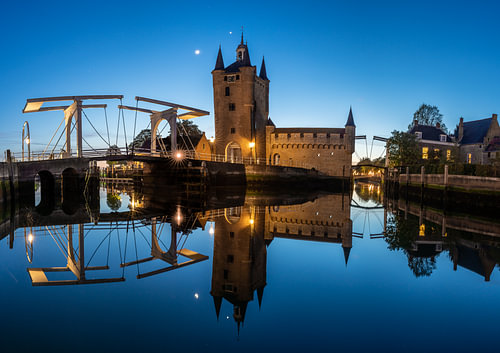 Zuidhavenpoort en ophaalbrug in Zierikzee bij avond