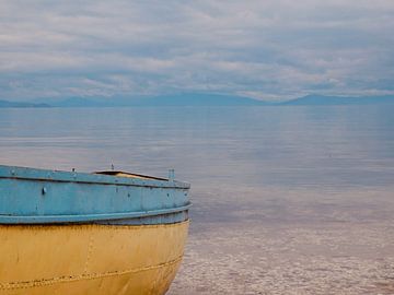 Bootje aan het meer van Ohrid in Albanië van Judith van Wijk