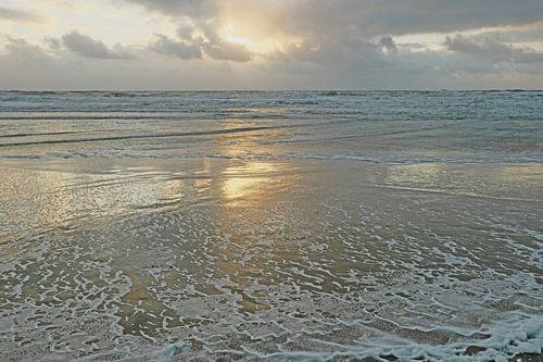 Gouden zonsondergang aan het Egmondse strand van Ronald Smits