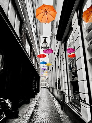 Zwart-wit steegje met gekleurde paraplu's - Color Splash