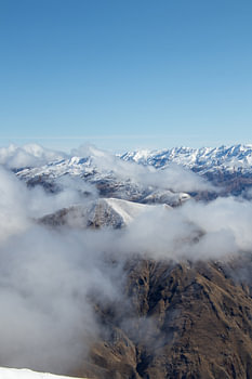 Berggipfel zwischen den Wolken – Roys Peak, Neuseeland