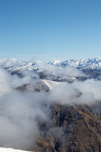 Bergtoppen tussen de wolken Roys peak Nieuw Zeeland