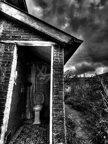 Urban toilet. Verlaten huis in Doel Belgie waar deze wc heel eenzaam staat nu