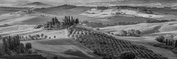 Toskana Landschaft in Italien mit Landhaus in schwarzweiss. von Manfred Voss, Schwarz-weiss Fotografie