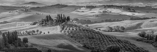 Toscane landschap in Italië met landhuis in zwart en wit.