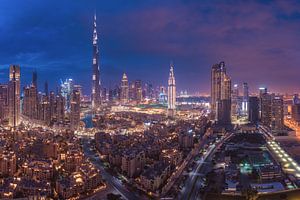 Dubai Skyline Downtown Panorama op het blauwe uur. van Jean Claude Castor