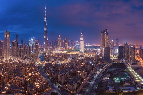 Dubai Skyline Downtown Panorama op het blauwe uur.