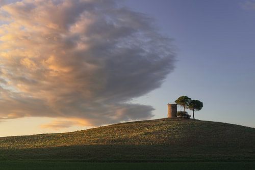 De oude windmolen op de top van de heuvel. Bibbona, Toscane