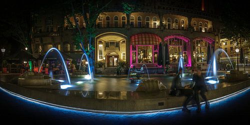 Les magnifiques couleurs de la fontaine de l'Hôtel American à Amsterdam