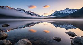 Reflet de montagnes et de nuages dans un lac avec des rochers au premier plan sur Markus Gann