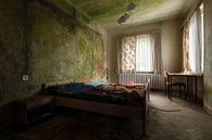 Slaapkamer in Verlaten Hotel. van Roman Robroek thumbnail