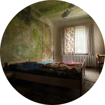 Slaapkamer in Verlaten Hotel. van Roman Robroek - Foto's van Verlaten Gebouwen