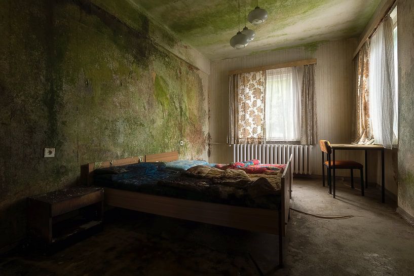 Slaapkamer in Verlaten Hotel. van Roman Robroek