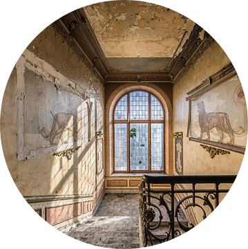 Leeuwen decoratie in verlaten villa van Inge van den Brande