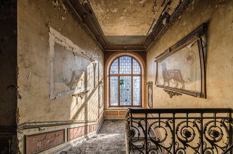 Décoration Lions dans une villa abandonnée par Inge van den Brande