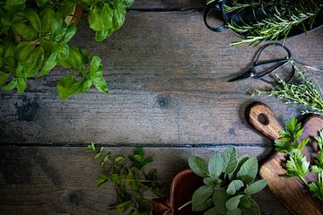 Vers geplukte keukenkruiden op houten tafel van Saskia Schepers