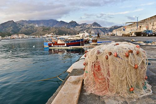 Fantastisch avondlicht op het blauwe uur in de haven van Giardini-Naxos