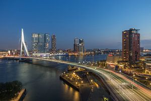 Die Skyline von Rotterdam mit der Erasmusbrücke
