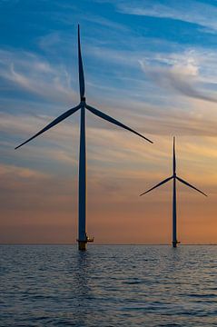 Windturbines in een offshore windpark tijdens zonsondergang van Sjoerd van der Wal Fotografie