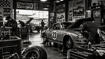 Vintage-Boxenstall beim Le-Mans-Rennen – Klassischer Porsche Nr. 23