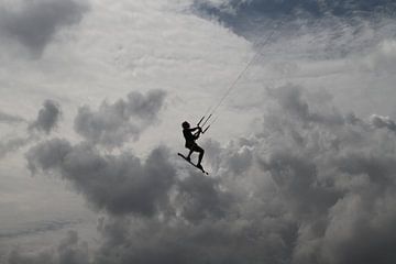 Kitesurfer in the sky van Rob van Amerongen