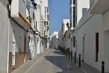 Charmant wit Andalusisch stadje Conil de la Frontera van Silva Wischeropp