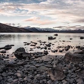 Vergezicht over het Tekapo meer in Nieuw-Zeeland van Rowan van der Waal