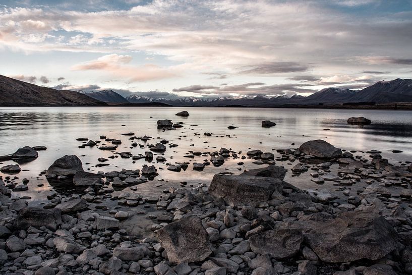 Vergezicht over het Tekapo meer in Nieuw-Zeeland van Rowan van der Waal