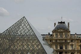 Modern und klassisch im Louvre in Paris: die gläserne Pyramide und der alte Palast