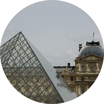 Modern en klassiek in het Louvre in Parijs: de glazen Pyramide en het oude paleis van Sean Vos