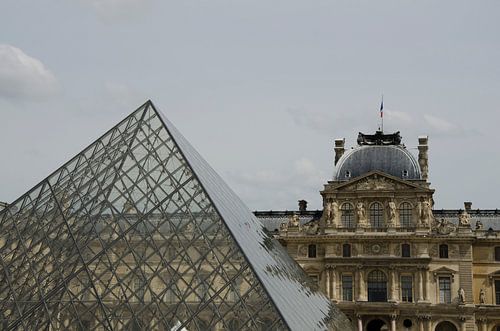 Modern en klassiek in het Louvre in Parijs: de glazen Pyramide en het oude paleis
