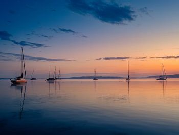 Segelboote zum Sonnenaufgang