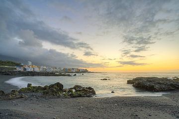 Tenerife avond bij Playa Jardin in Puerto de la Cruz van Michael Valjak