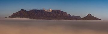 De iconische Tafelberg torent boven de zeemist uit van Beeldpracht by Maaike