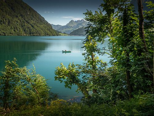 Bateau de pêche sur le lac Klöntalersee dans le canton de Glaris