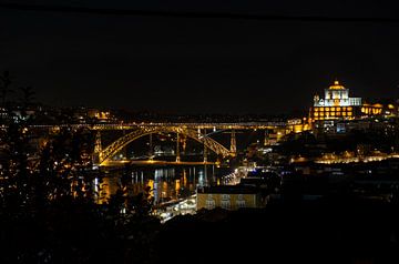 Brug van Porto in de avond. van Ellis Peeters