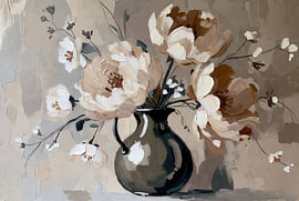 Cremeweiße Blumen in einer schwarzen Vase von Art & Soul Creations