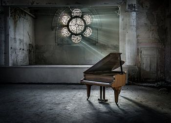 Piano avec des rayons de soleil à travers la fenêtre