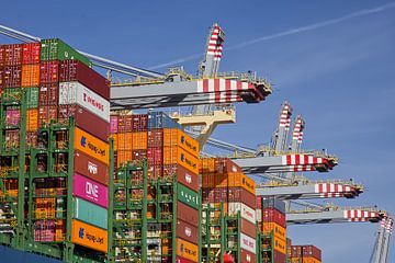 Zeecontainers op containerschip aan de Yangtzekanaal in haven Rotterdam. van Robert Jan Smit