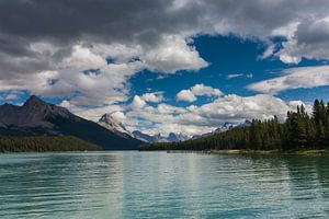 Maligne Lake van Ilya Korzelius