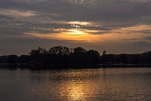 Sonnenuntergang über den Haussee in der Stadt Feldberg