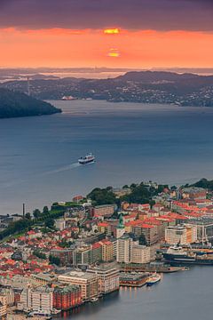 Zonsondergang in Bergen gezien vanaf de berg Floyen, Noorwegen van Henk Meijer Photography