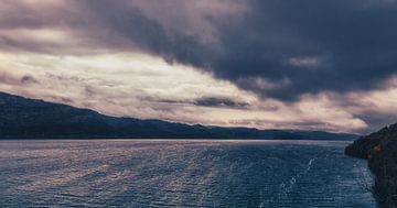 Urquhart Castle aan het beroemde meer Loch Ness in Schotland. Prachtig landschap in een rustige sfeer. Stilte, vrede en eenzaamheid. van Jakob Baranowski - Photography - Video - Photoshop