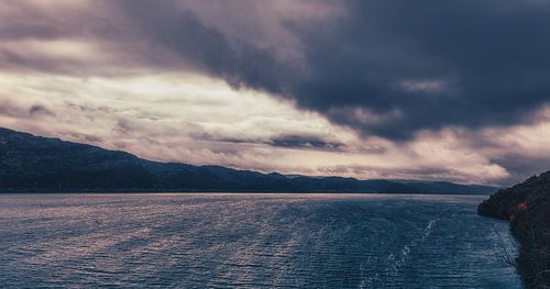 Urquhart Castle aan het beroemde meer Loch Ness in Schotland. Prachtig landschap in een rustige sfeer. Stilte, vrede en eenzaamheid.