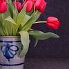 Rode tulpen in Keulse pot van Kok and Kok