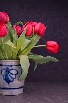 Rode tulpen in Keulse pot van Kok and Kok