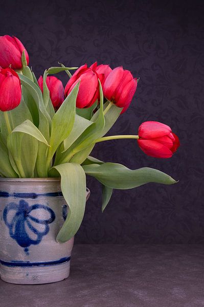 tulipes rouges dans un vase par Kok and Kok