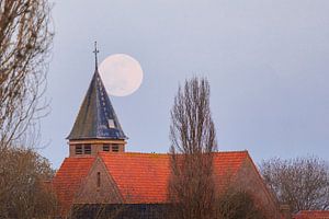 Pleine lune derrière l'église de Herpt