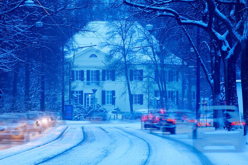 besneeuwde weg met villa, Bremen, Duitsland van Torsten Krüger